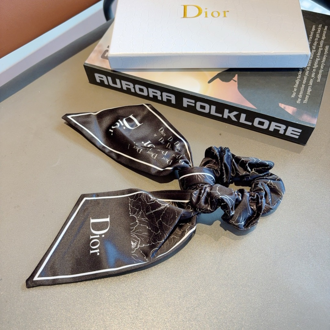 配包装
Dior （迪奥）字母飘带马尾发圈 蝴蝶结肠圈，高档韩版皮筋，经典花型设计， 高端大气，名媛范儿