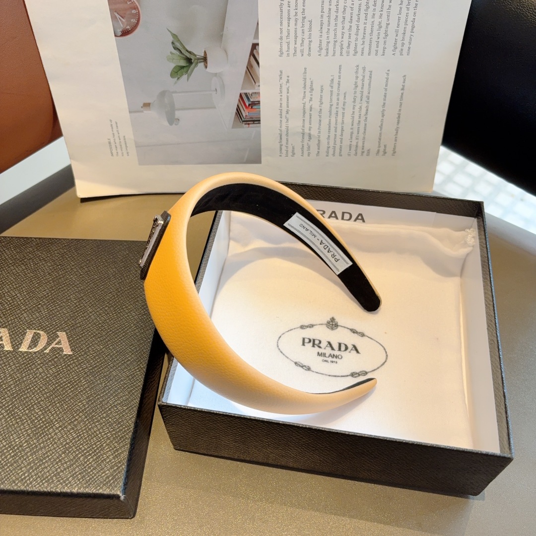 配包装
PRADA （普拉达） 倒三角新款潮流发箍。气质女神必备单品，非常百搭，时尚潮流， 戴上它满满的