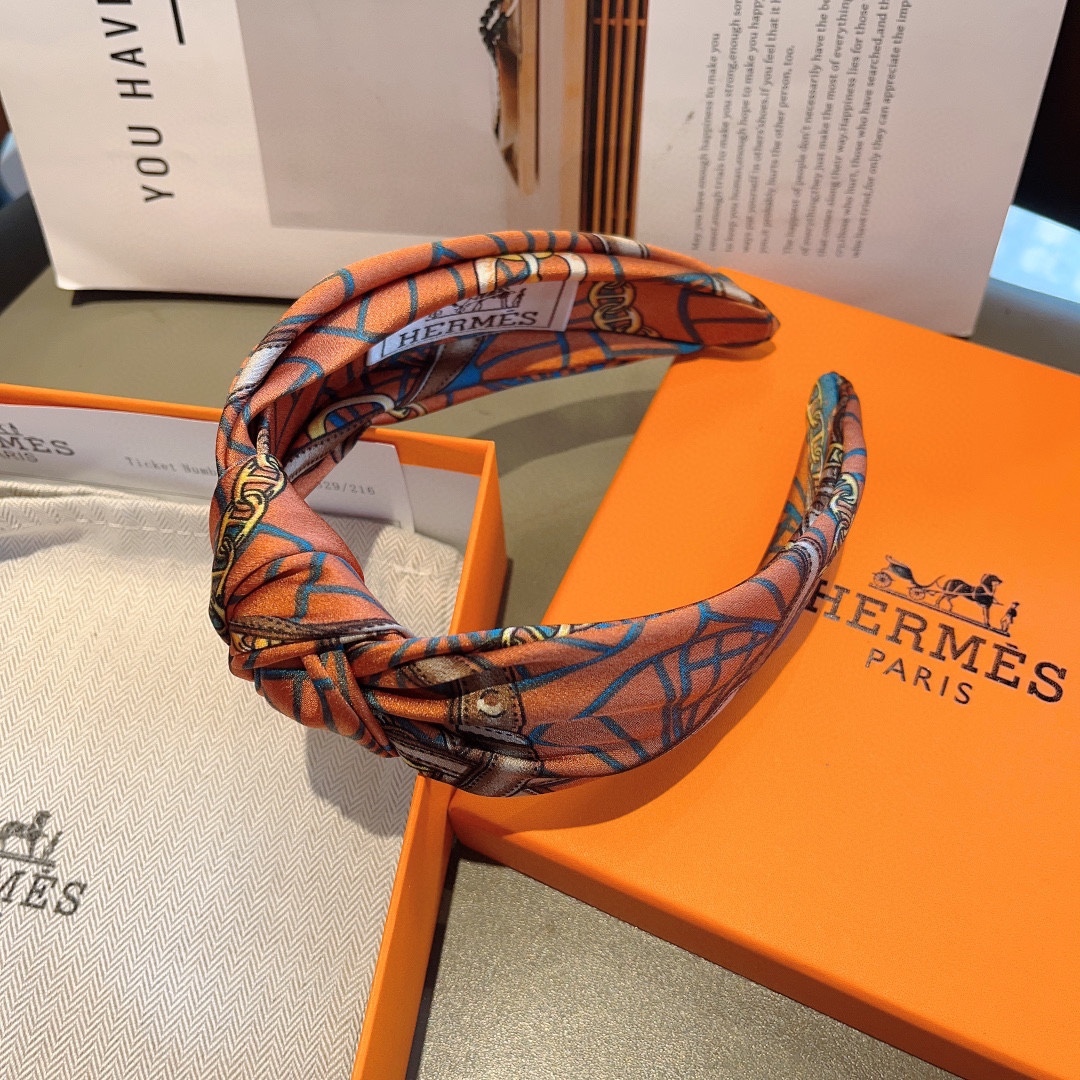 配包装
Hermes（爱马仕）  火爆定制款发箍，网红同款  进口真丝面料， 出口订单、细节全部实拍！特