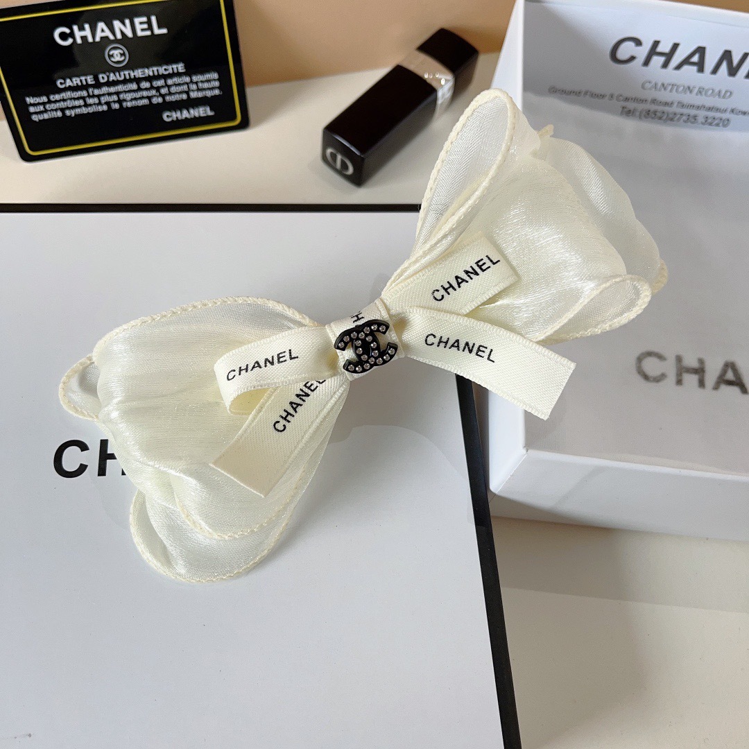 配包装
CHANEL （香奈儿）明星同款蝴蝶结抓夹发夹 弹弓夹 网红推荐款♥ 复古蝴蝶结款，超级百搭哦！