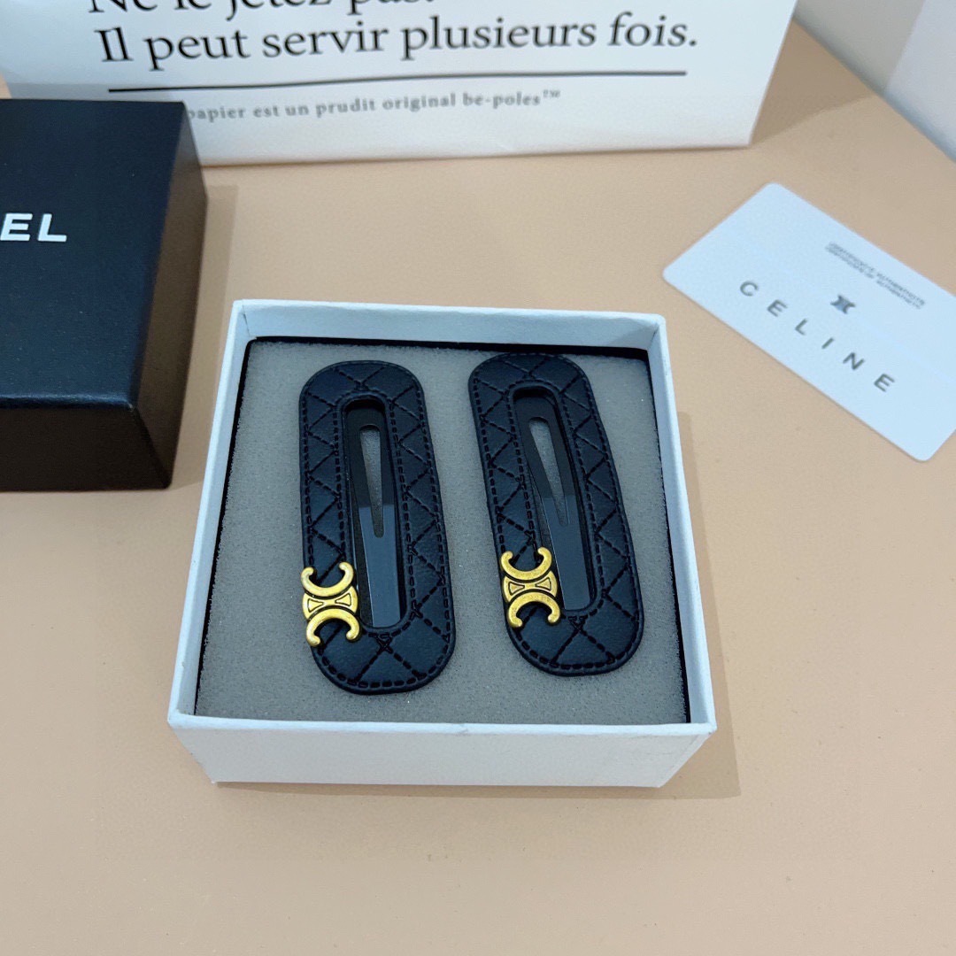 配包装（一对）
CELINE（赛琳） 凯旋门新款发夹，经典BB夹，刘海夹 超精致，转图必爆哈！专柜出货