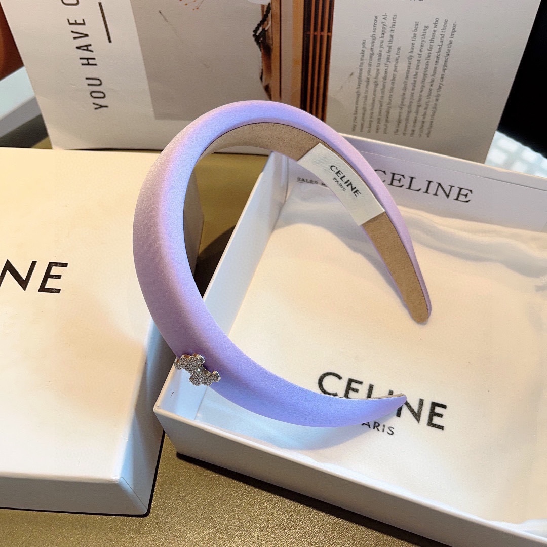 配包装
CELINE（赛琳）网红款海绵缎面发箍 佩戴舒适无压力，造型搭配必备！非常时尚百搭！女神必备头箍