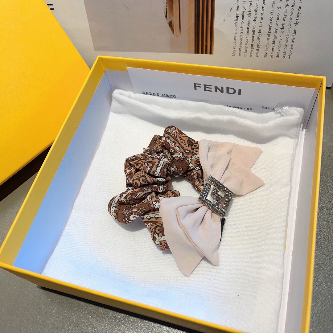 配包装
FENDI（芬迪）网红新款发圈，精致肠圈皮筋，佩戴舒适无压力，造型搭配必备！非常时尚百搭！女神必