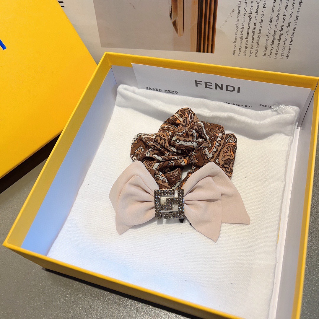 配包装
FENDI（芬迪）网红新款发圈，精致肠圈皮筋，佩戴舒适无压力，造型搭配必备！非常时尚百搭！女神必