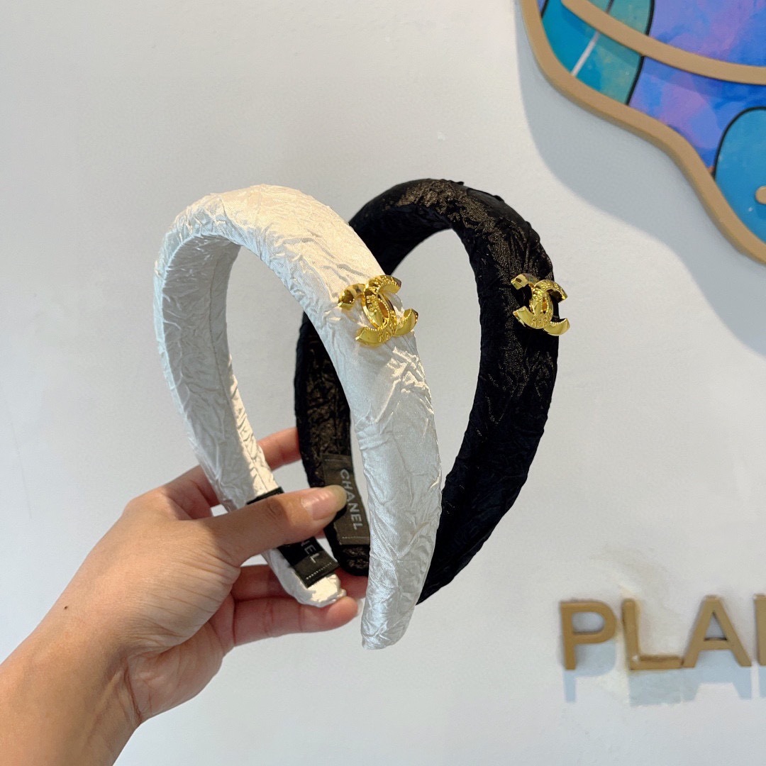 配包装
CHANEL（香奈儿）最新款小香发箍，新品巨显脸小头箍，网红爆款推荐 搭配高端双Ｃlogo ，超