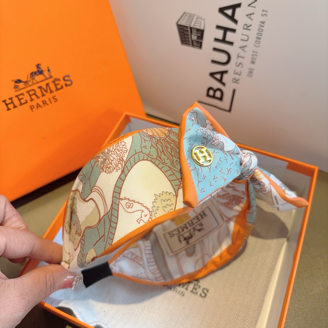 配包装
Hermes（爱马仕）  火爆定制款蝴蝶结发箍，网红同款头箍、  进口真丝面料， 出口订单、细节