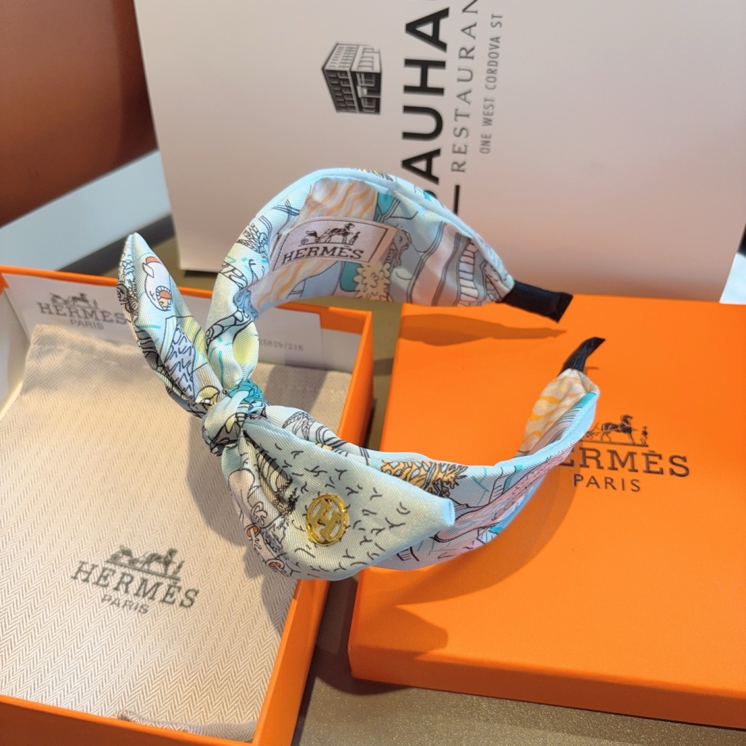 配包装
Hermes（爱马仕）  火爆定制款蝴蝶结发箍，网红同款头箍、  进口真丝面料， 出口订单、细节