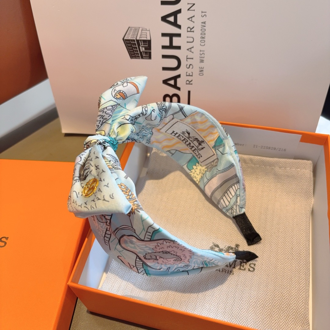 配包装
Hermes（爱马仕）  火爆定制款蝴蝶结发箍，网红同款头箍、  进口真丝面料， 出口订单、细节