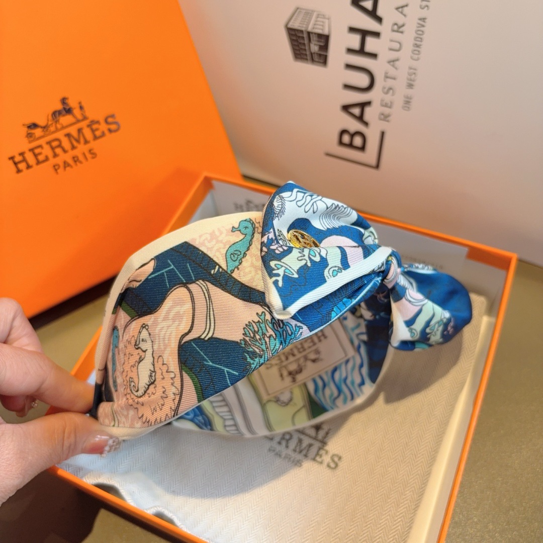 配包装
Hermes（爱马仕）  火爆定制款蝴蝶结发箍，网红同款头箍、  进口真丝面料， 出口订单、细节