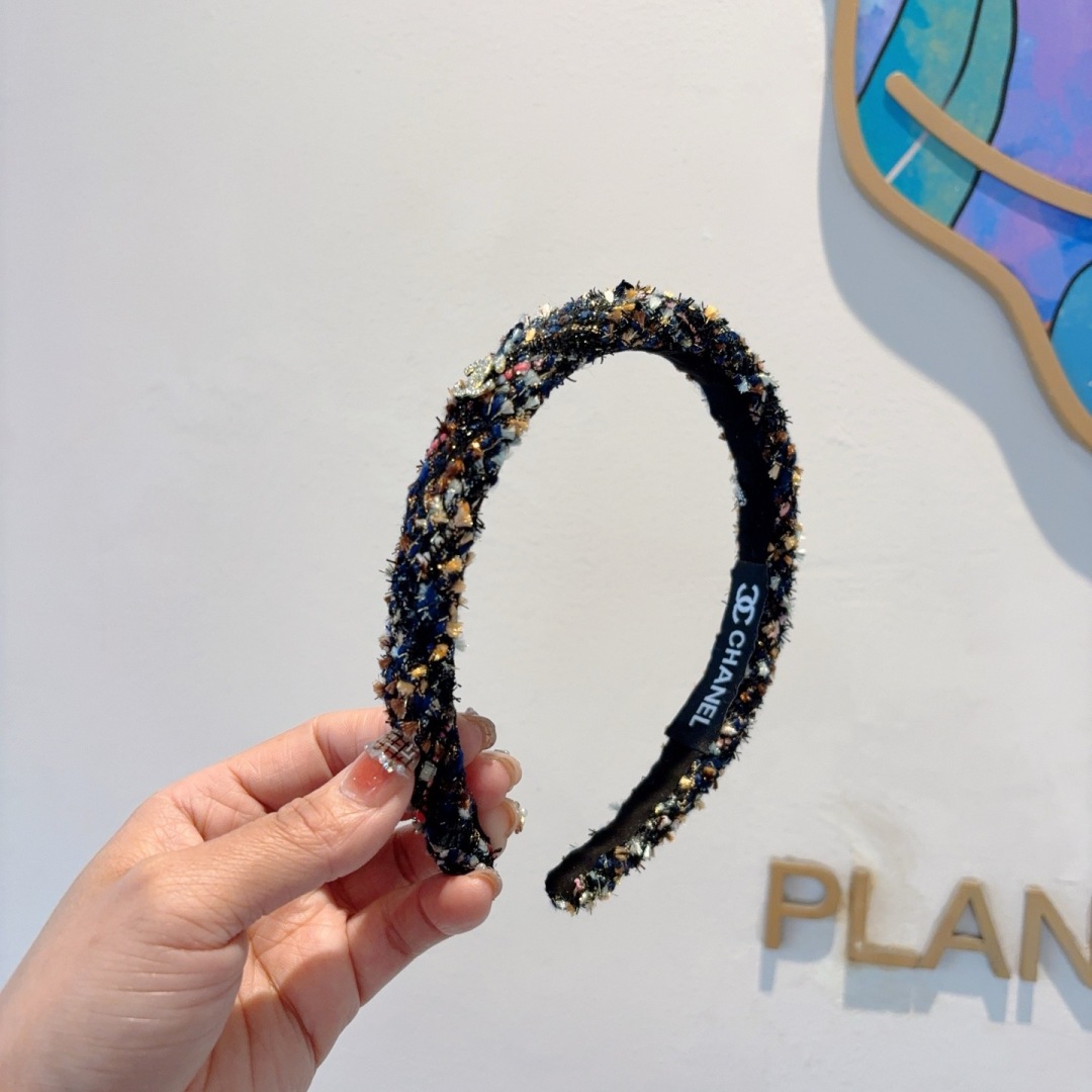 配包装
CHANEL（香奈儿）新款精美字母发箍，复古网红爆款头箍 搭配高端材质，超精致，时尚高级感百搭款
