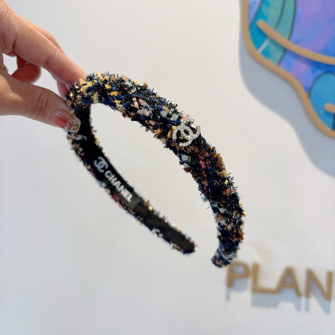 配包装
CHANEL（香奈儿）新款精美字母发箍，复古网红爆款头箍 搭配高端材质，超精致，时尚高级感百搭款