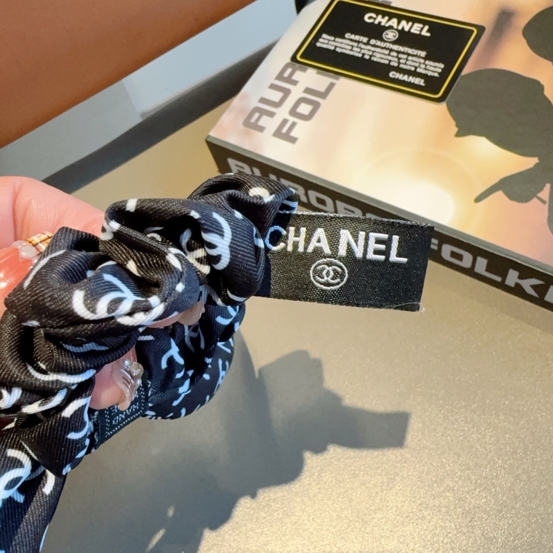 配包装
CHANEL 香奈儿字母飘带马尾发圈 蝴蝶结肠圈，高档韩版小香风皮筋，经典花型设计， 高端大气，