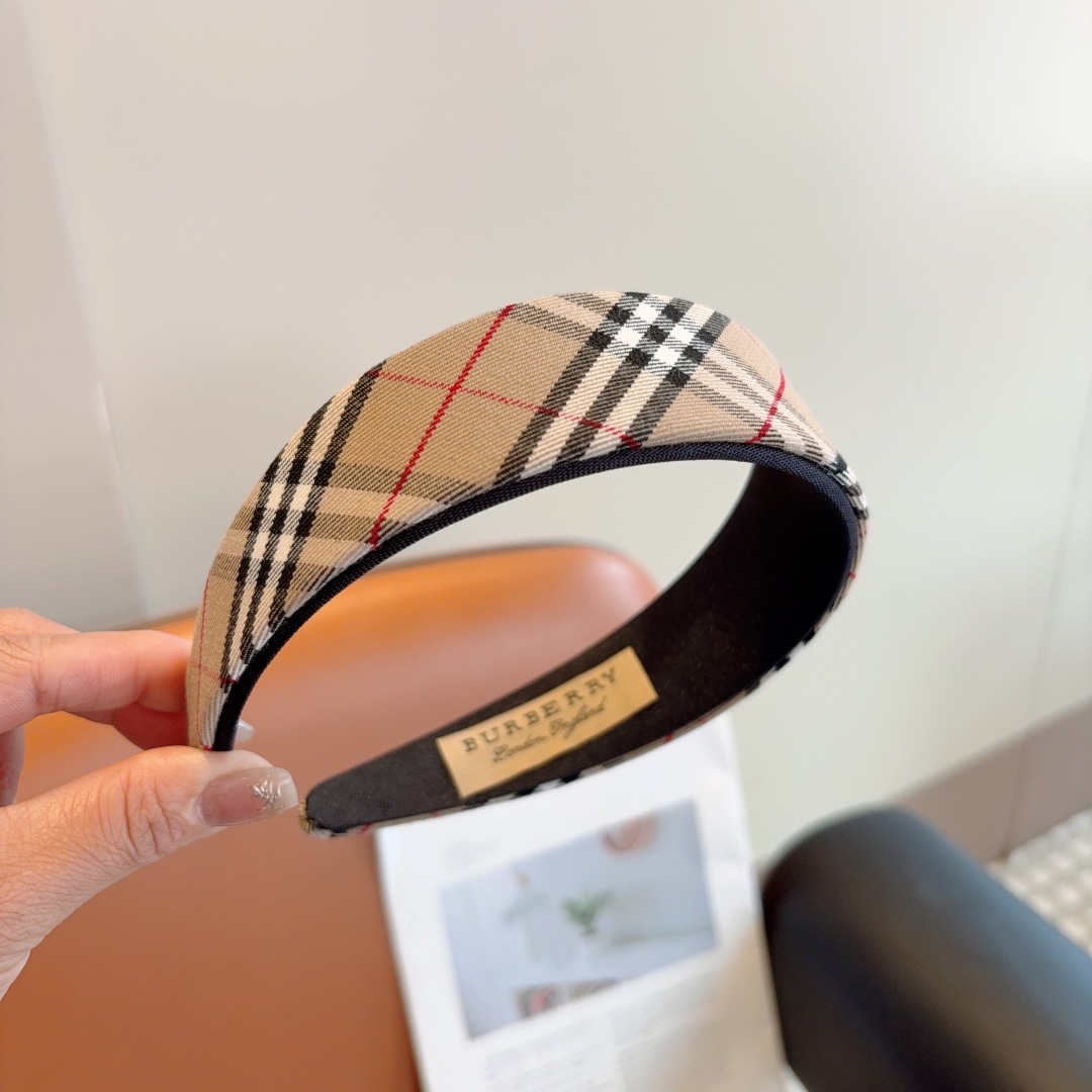 配包装
巴宝莉BURBERRY 高版本新款双层宽边发箍，客供面料 🎀非常耐看又百搭、适合各种场合搭配！