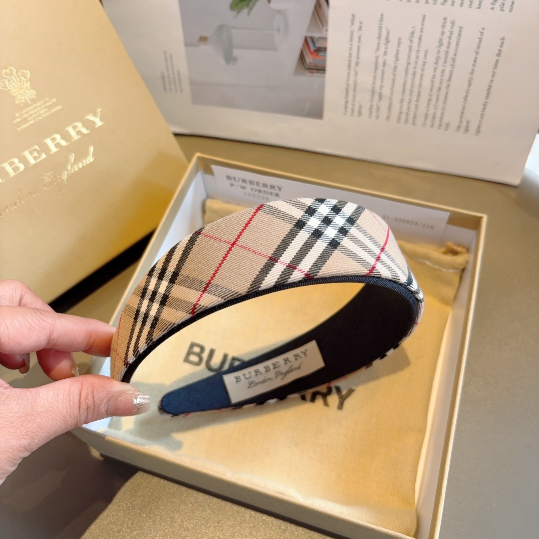 配包装
巴宝莉BURBERRY 高版本新款双层宽边发箍，客供面料 🎀非常耐看又百搭、适合各种场合搭配！