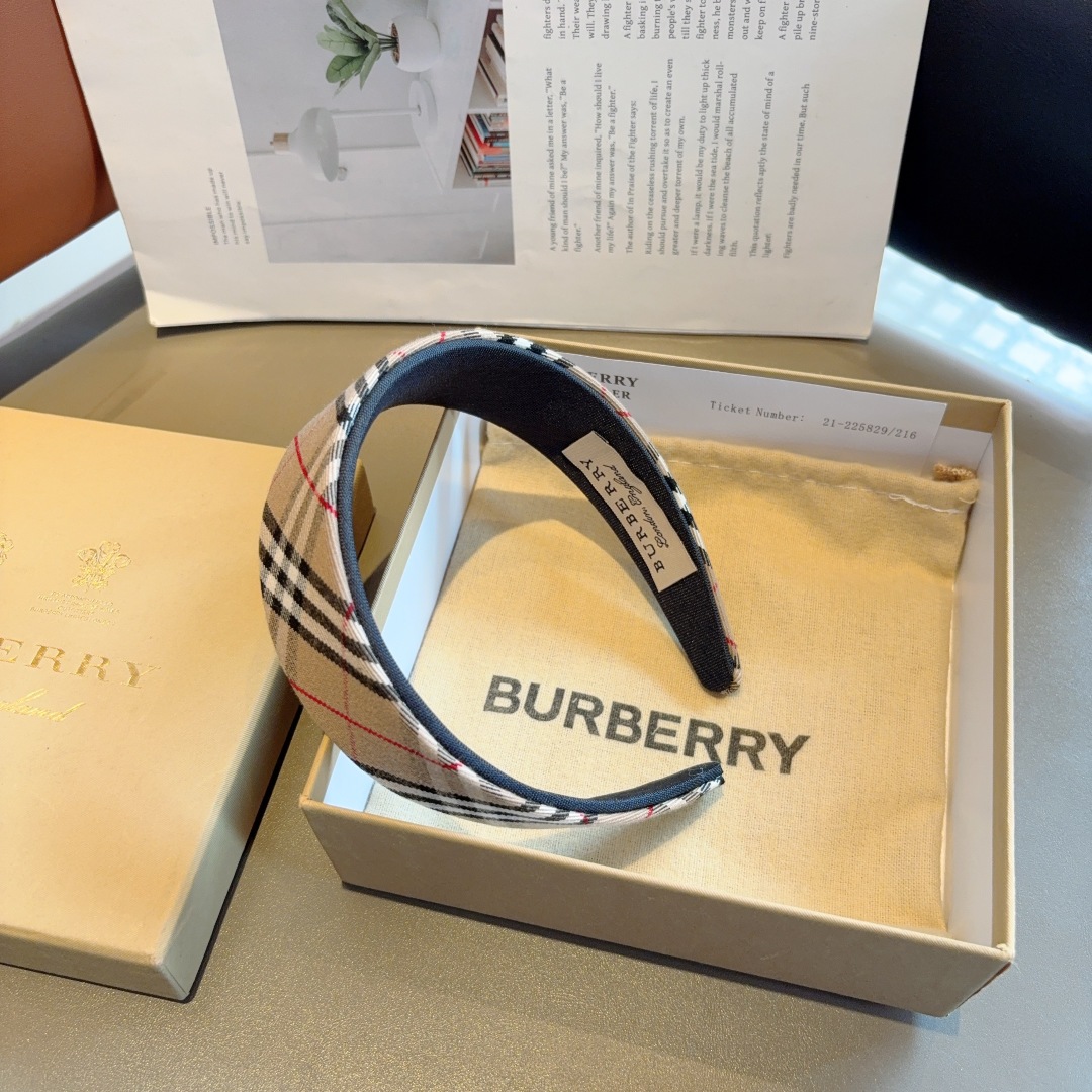 配包装
巴宝莉BURBERRY 高版本新款双层宽边发箍，客供面料 🎀非常耐看又百搭、适合各种场合搭配！