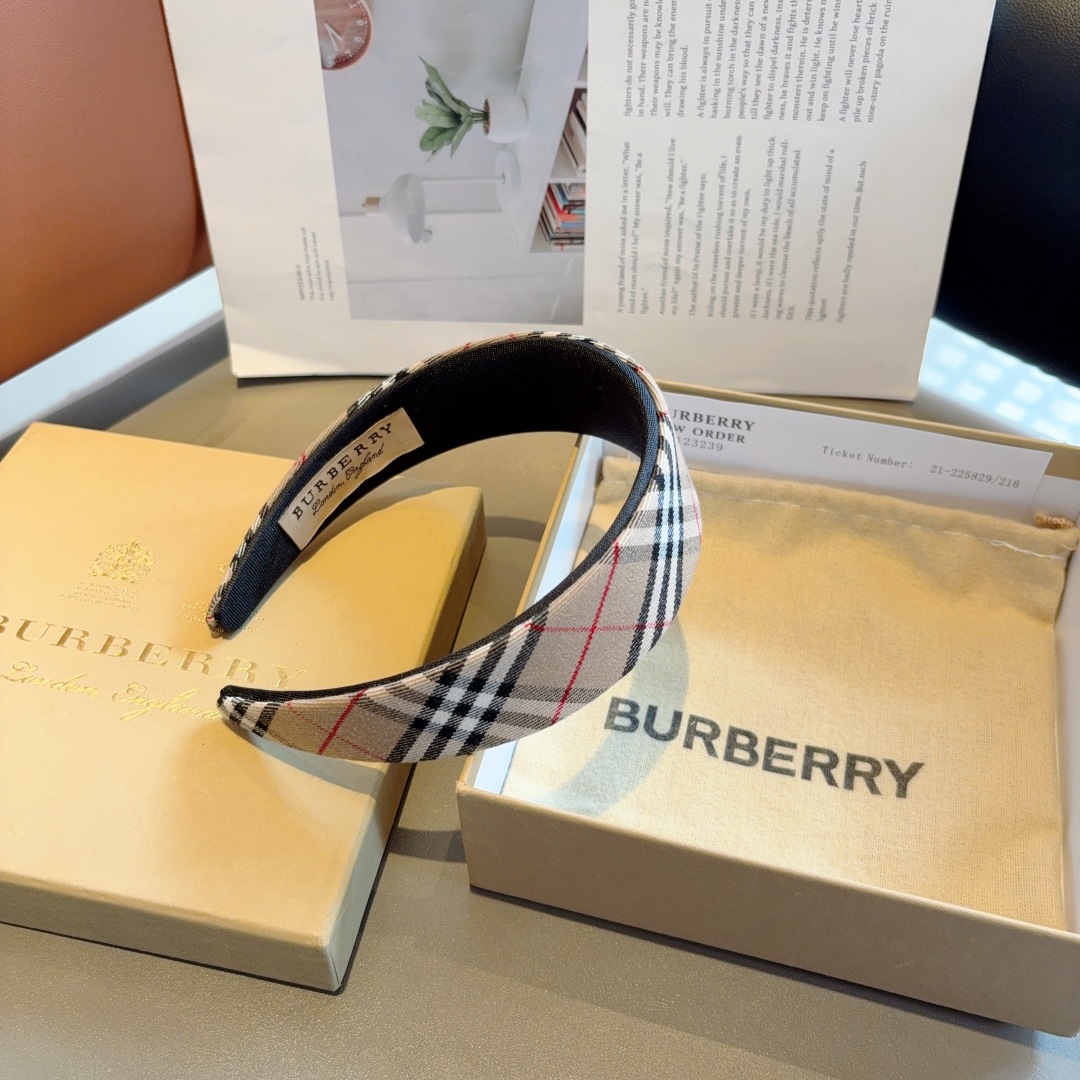 配包装
巴宝莉BURBERRY 高版本新款双层宽边发箍，客供面料 🎀非常耐看又百搭、适合各种场合搭配！