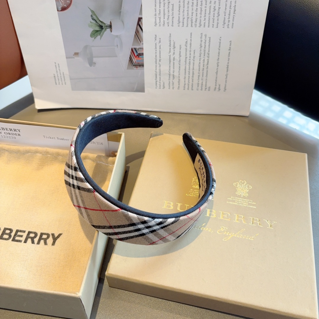 配包装
巴宝莉BURBERRY 高版本新款双层宽边发箍，客供面料 🎀非常耐看又百搭、适合各种场合搭配！