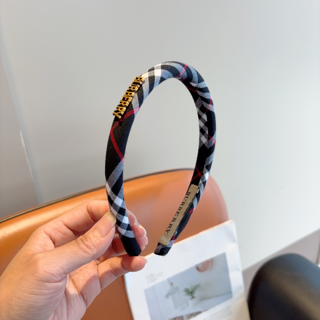 配包装
巴宝莉BURBERRY 新款高版格纹窄版发箍，客供面料头箍🎀细节全部实拍！非常耐看又百搭、适合各