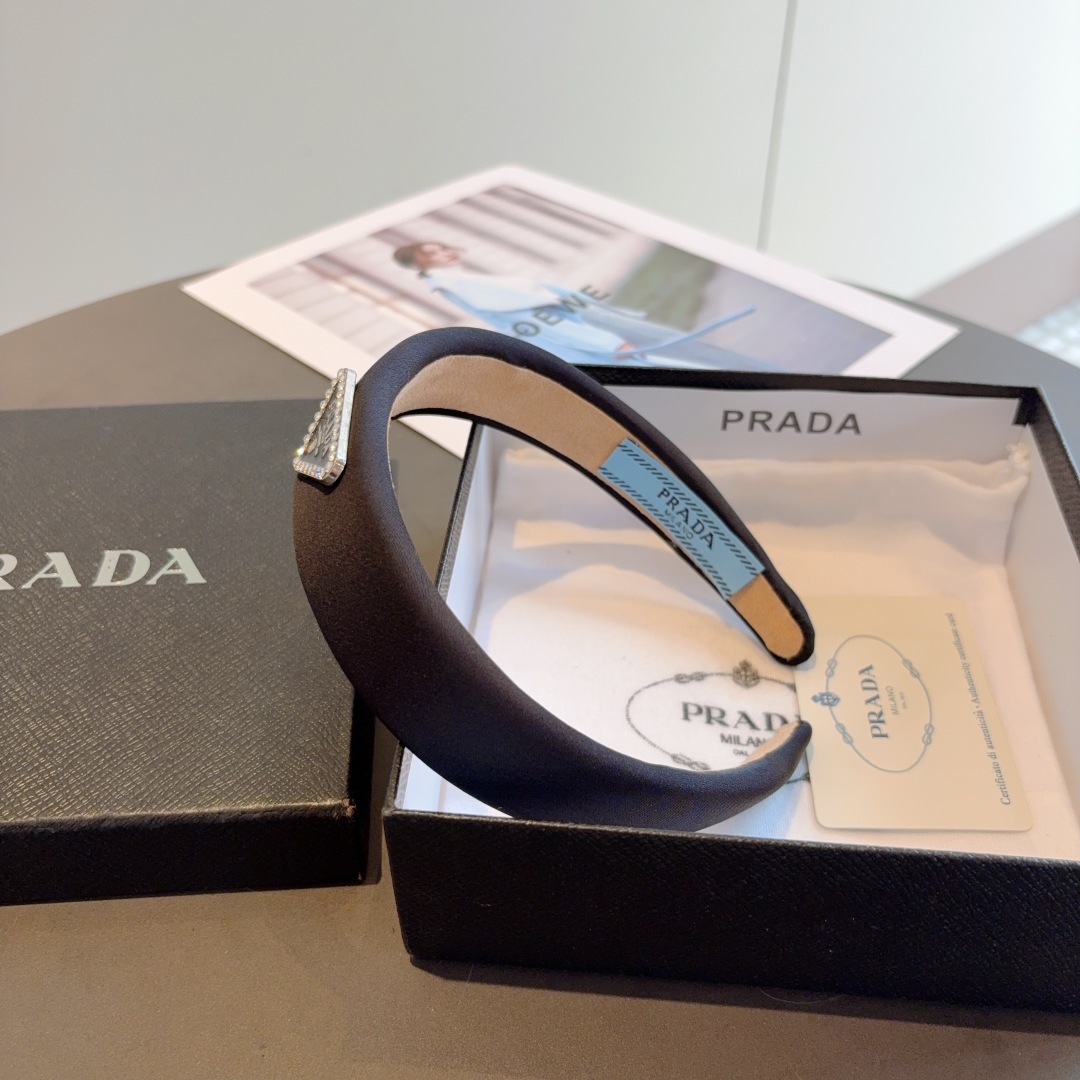 配包装
PRADA （普拉达） 倒三角新款潮流发箍。气质女神必备单品，非常百搭，时尚潮流， 戴上它满满的