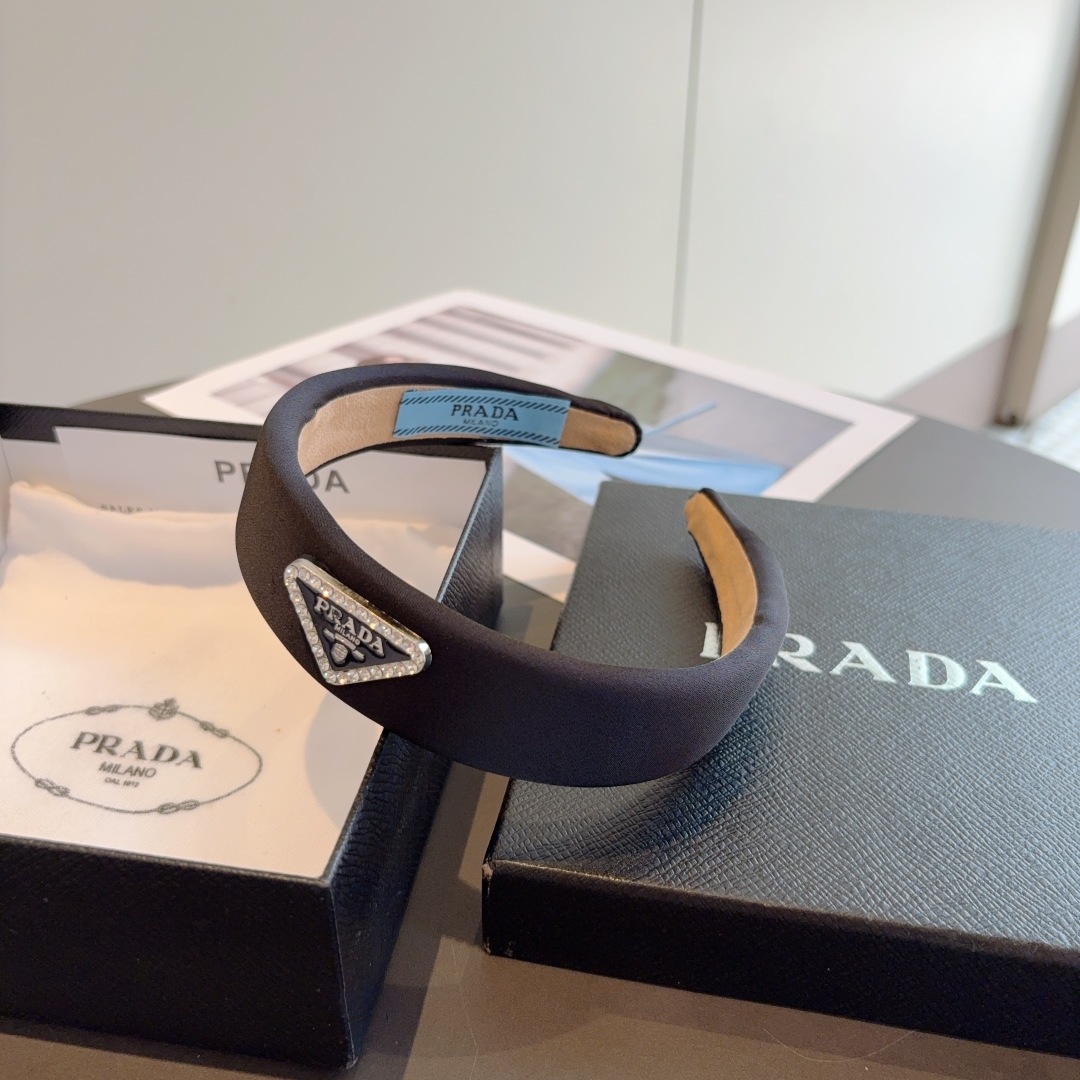 配包装
PRADA （普拉达） 倒三角新款潮流发箍。气质女神必备单品，非常百搭，时尚潮流， 戴上它满满的
