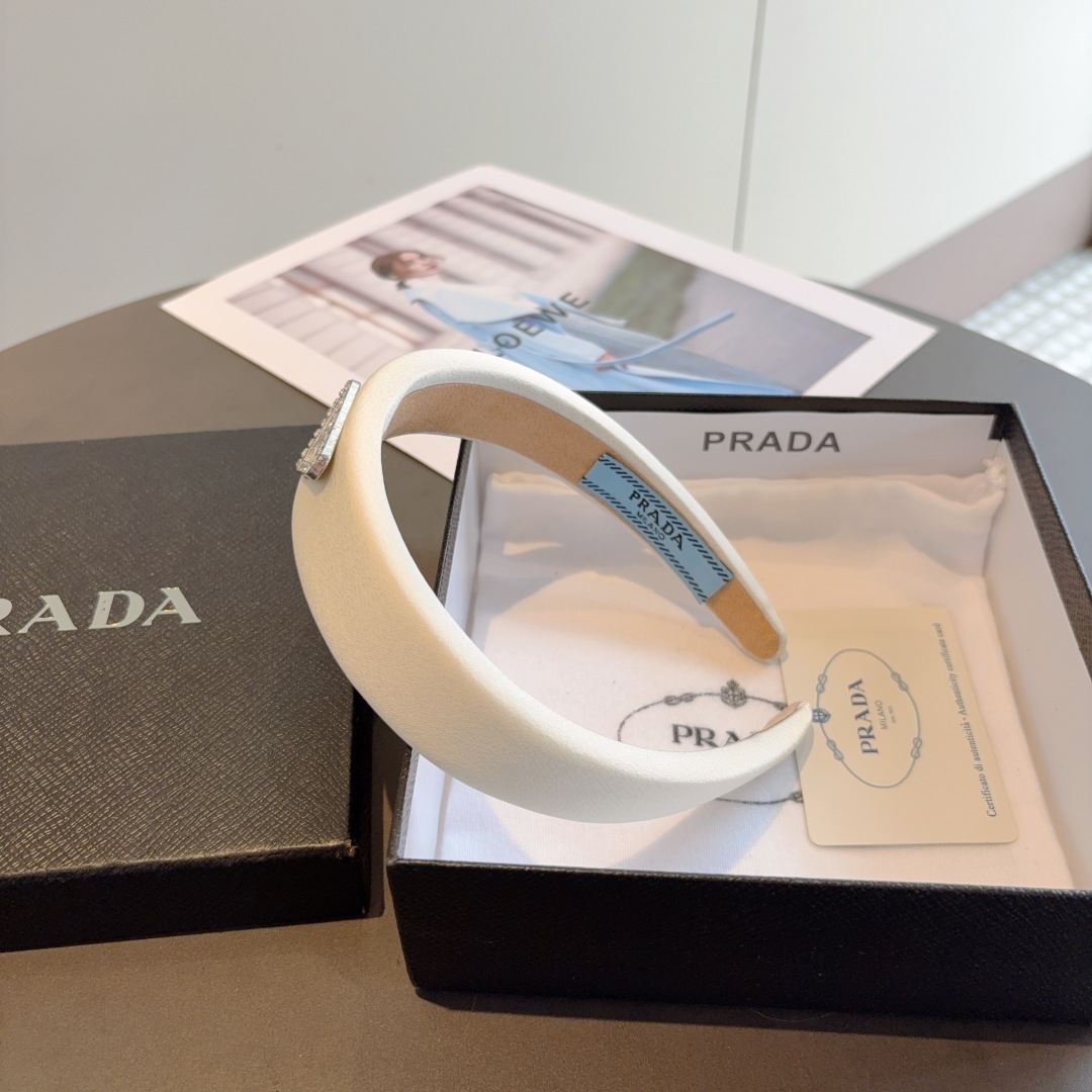 配包装
PRADA （普拉达） 倒三角新款潮流发箍。气质女神必备单品，非常百搭，时尚潮流， 戴上它满满的