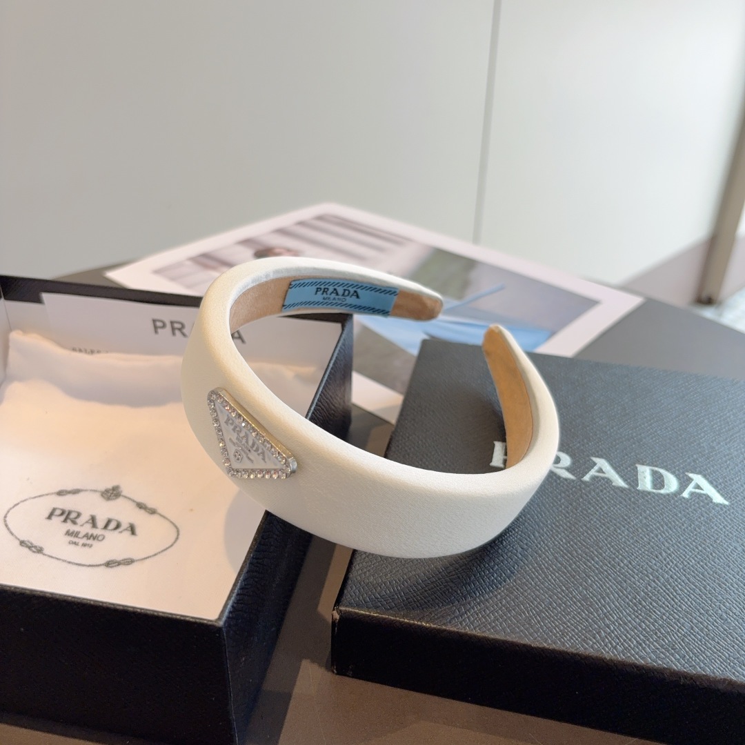 配包装
PRADA （普拉达） 倒三角新款潮流发箍。气质女神必备单品，非常百搭，时尚潮流， 戴上它满满的