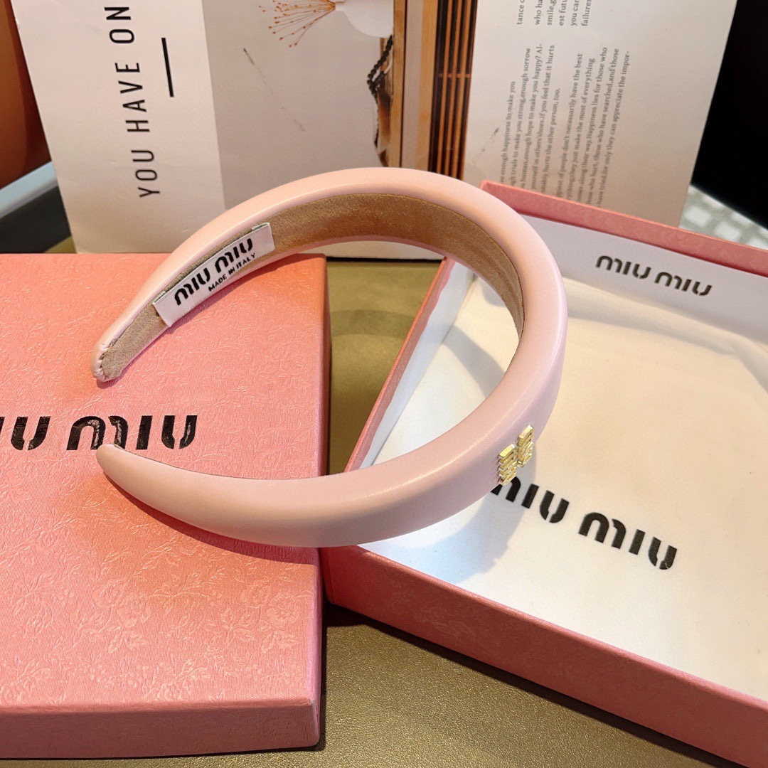 配包装
miumiu 缪缪  新款羊皮定制发箍，金属字母头箍！特制面料非常显质感、经典百搭少女风发饰