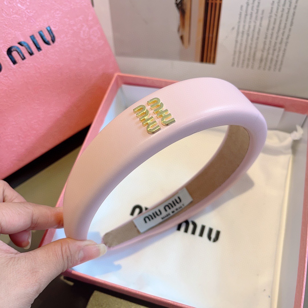 配包装
miumiu 缪缪  新款羊皮定制发箍，金属字母头箍！特制面料非常显质感、经典百搭少女风发饰