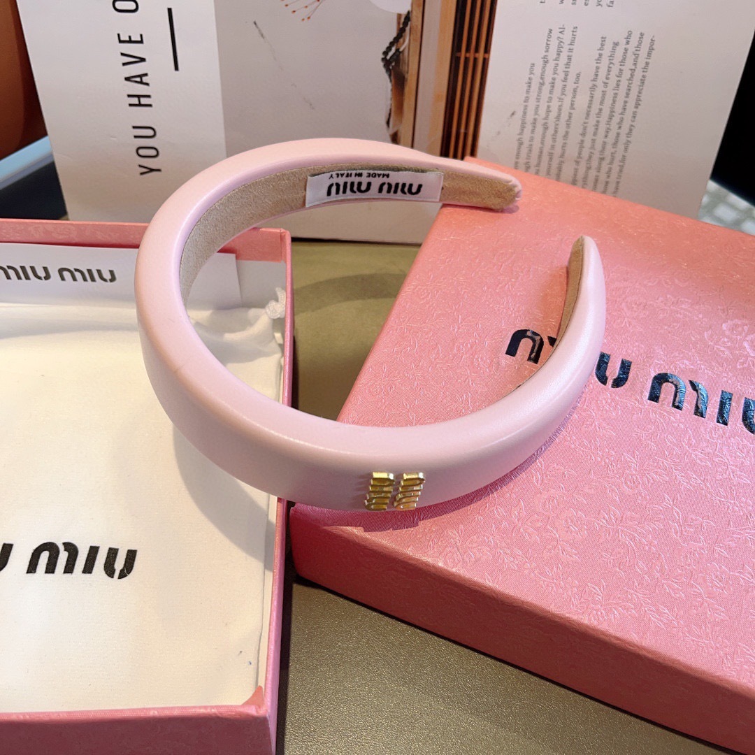 配包装
miumiu 缪缪  新款羊皮定制发箍，金属字母头箍！特制面料非常显质感、经典百搭少女风发饰