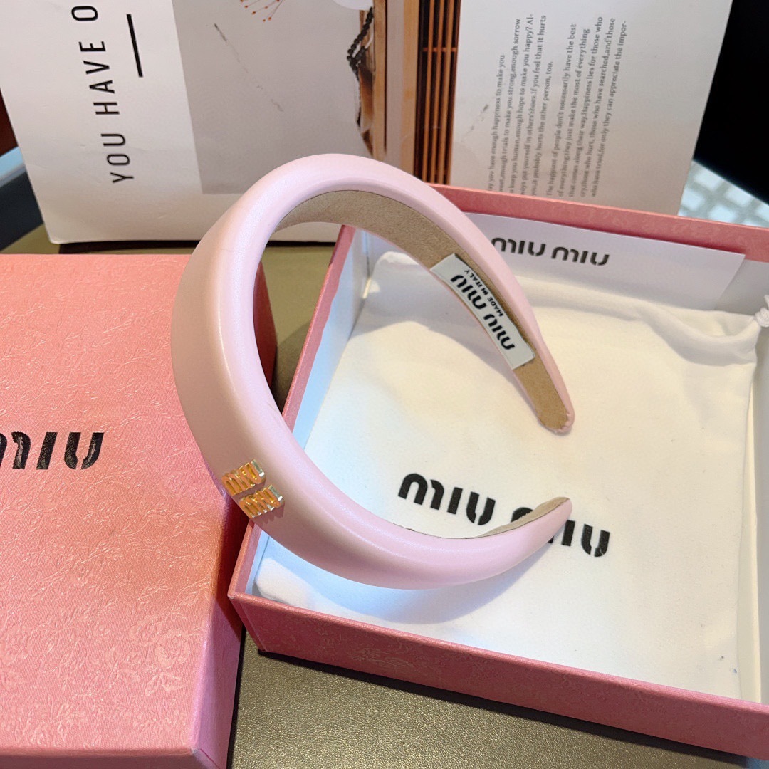 配包装
miumiu 缪缪  新款羊皮定制发箍，金属字母头箍！特制面料非常显质感、经典百搭少女风发饰