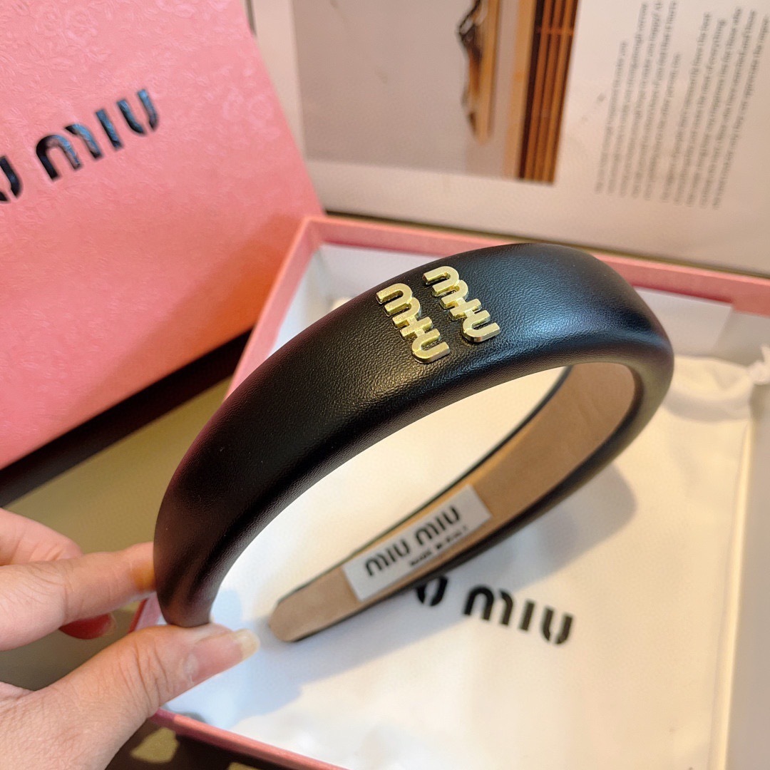配包装
miumiu 缪缪  新款羊皮定制发箍，金属字母头箍！特制面料非常显质感、经典百搭少女风发饰