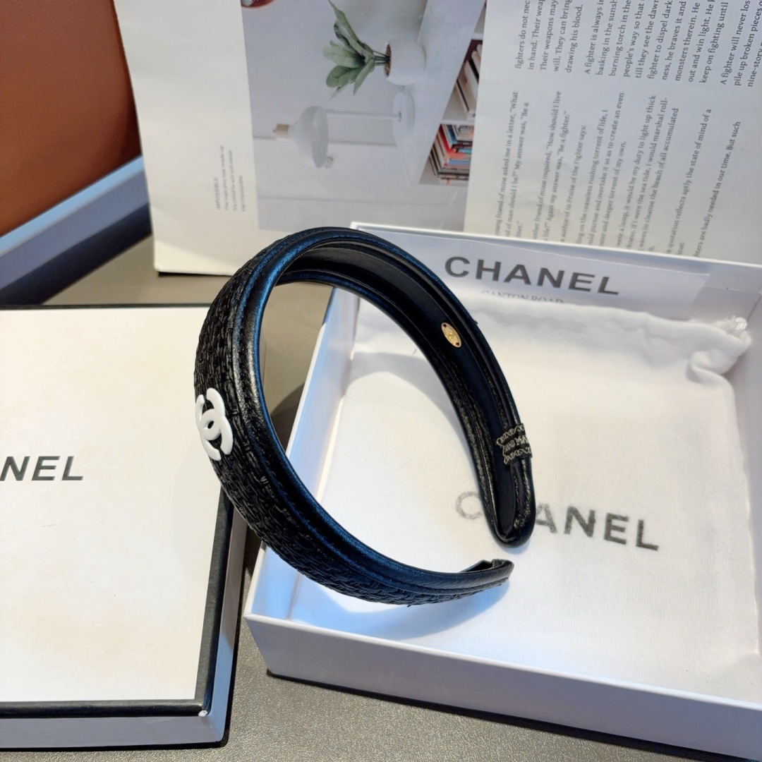 配包装
CHANEL（香奈儿）新款小香发箍，复古头箍，网红爆款推荐 搭配高端材质，超精致，时尚百搭。