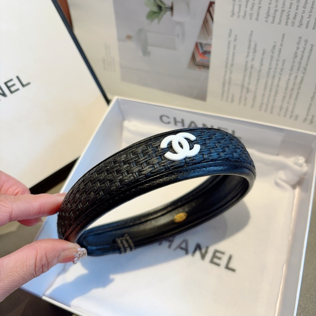 配包装
CHANEL（香奈儿）新款小香发箍，复古头箍，网红爆款推荐 搭配高端材质，超精致，时尚百搭。
