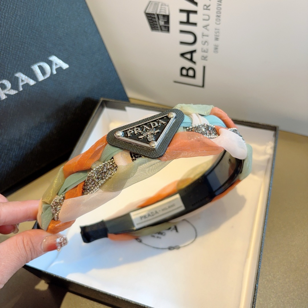 配包装
PRADA （普拉达） 新款潮流发箍。气质女神必备单品。非常百搭，时尚潮流， 戴上它满满的高大上