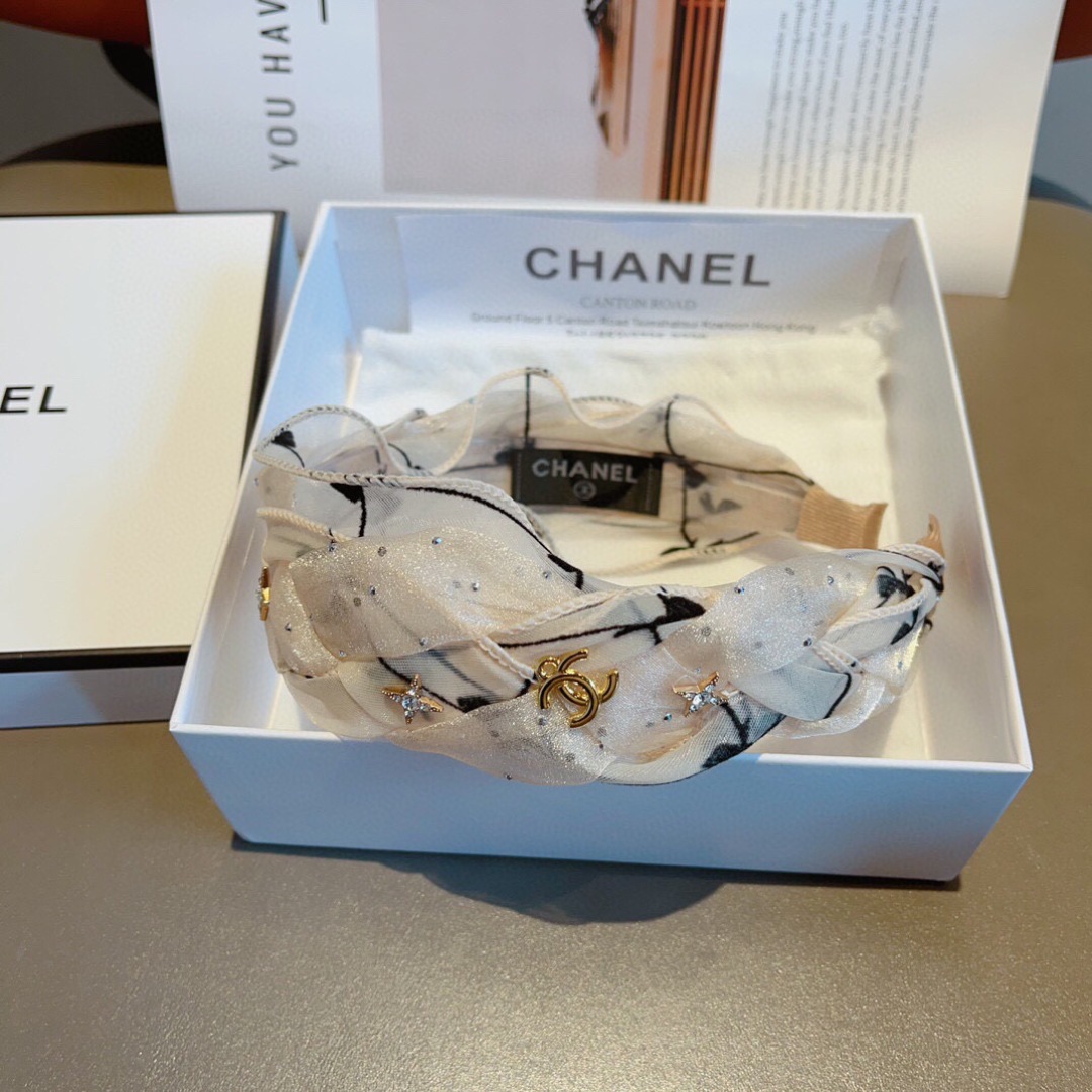 配包装
CHANEL（香奈儿）最新款小香发箍，复古头箍，网红爆款推荐 搭配高端材质，超精致，时尚百搭。