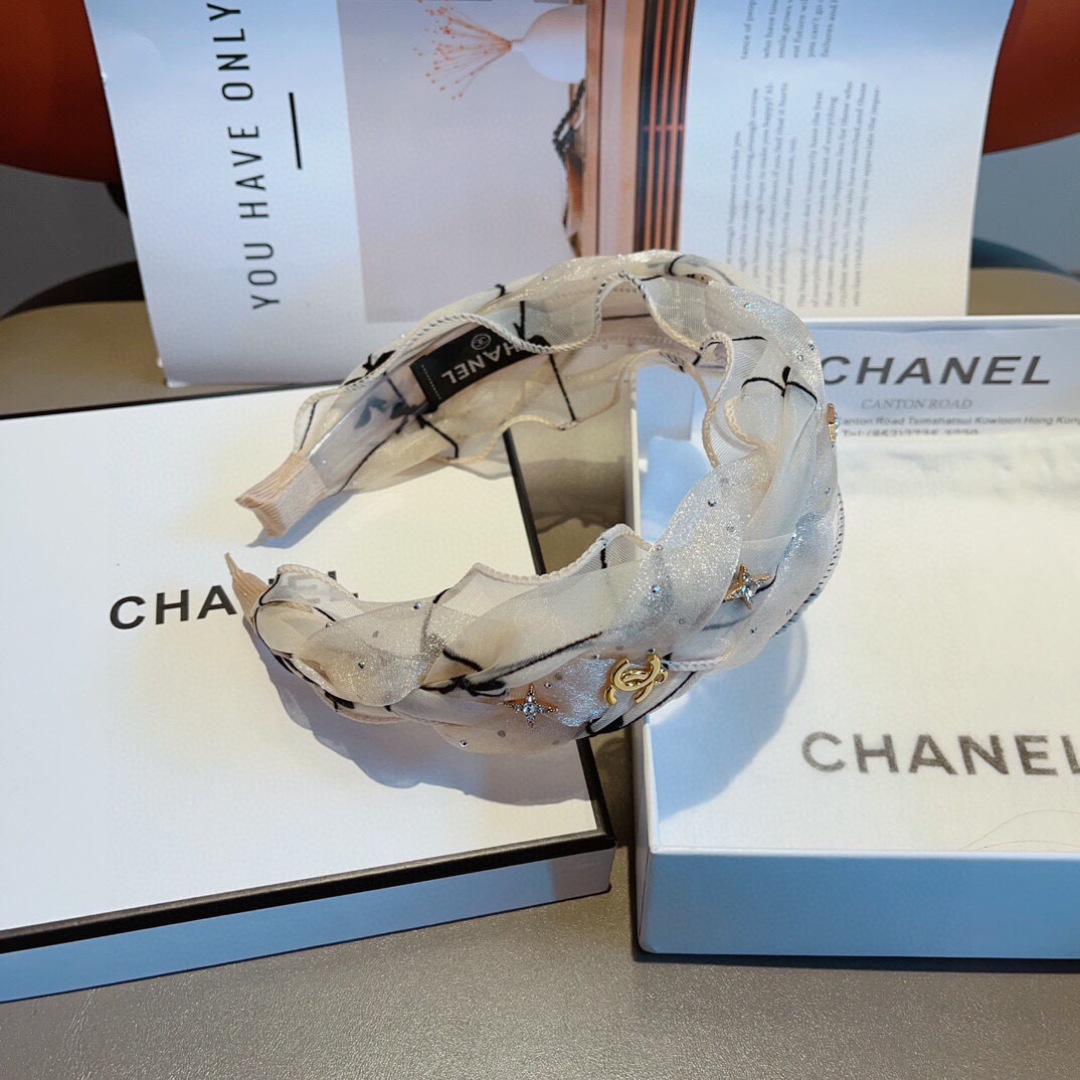 配包装
CHANEL（香奈儿）最新款小香发箍，复古头箍，网红爆款推荐 搭配高端材质，超精致，时尚百搭。