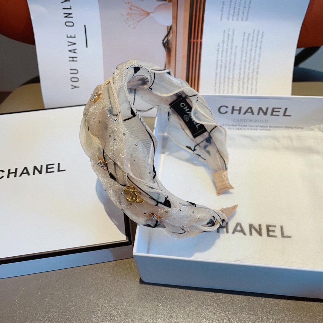 配包装
CHANEL（香奈儿）最新款小香发箍，复古头箍，网红爆款推荐 搭配高端材质，超精致，时尚百搭。