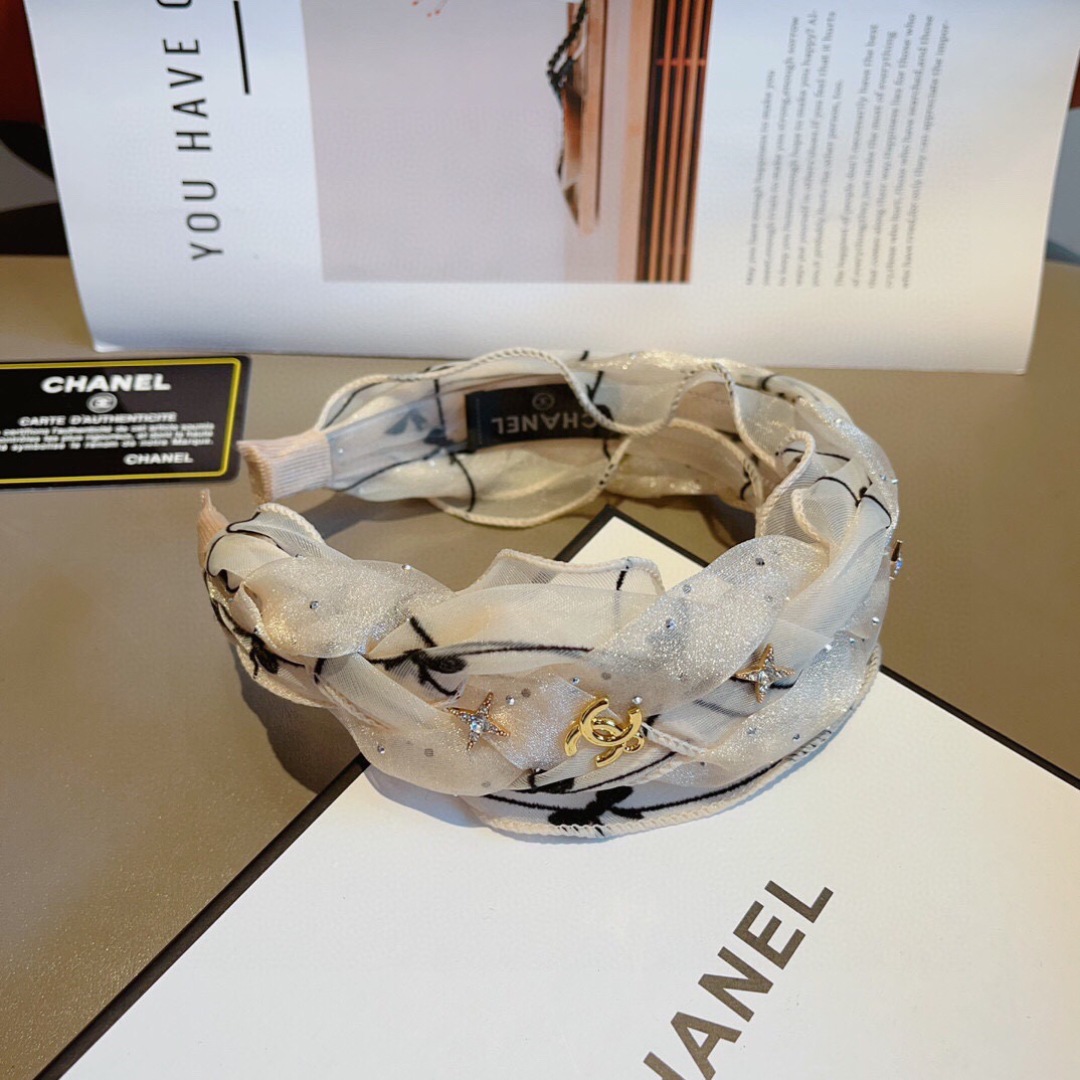配包装
CHANEL（香奈儿）最新款小香发箍，复古头箍，网红爆款推荐 搭配高端材质，超精致，时尚百搭。