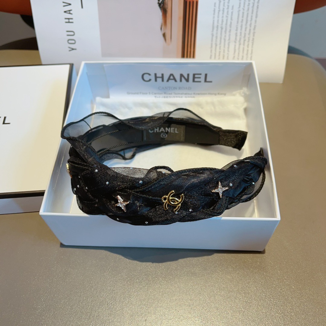 配包装
CHANEL（香奈儿）最新款小香发箍，复古头箍，网红爆款推荐 搭配高端材质，超精致，时尚百搭。