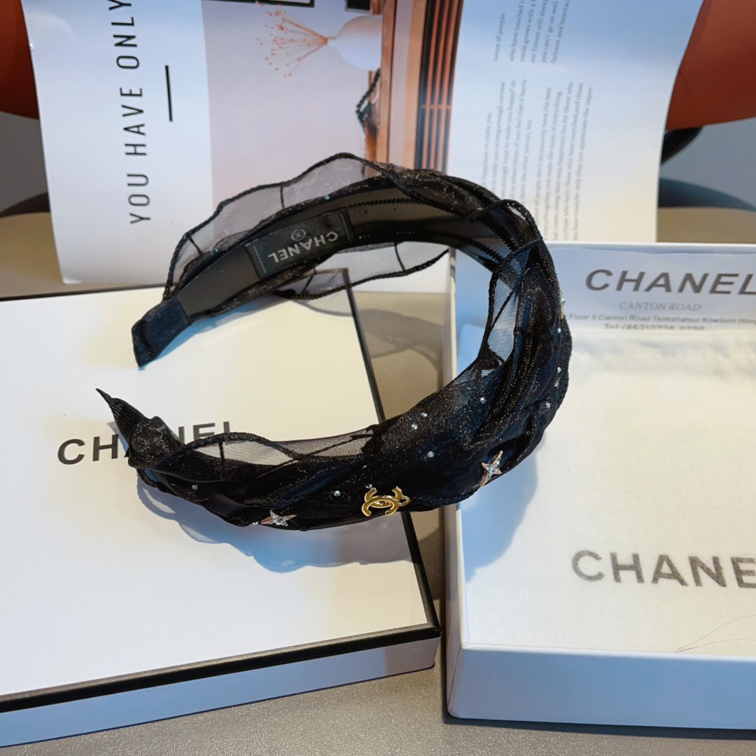 配包装
CHANEL（香奈儿）最新款小香发箍，复古头箍，网红爆款推荐 搭配高端材质，超精致，时尚百搭。