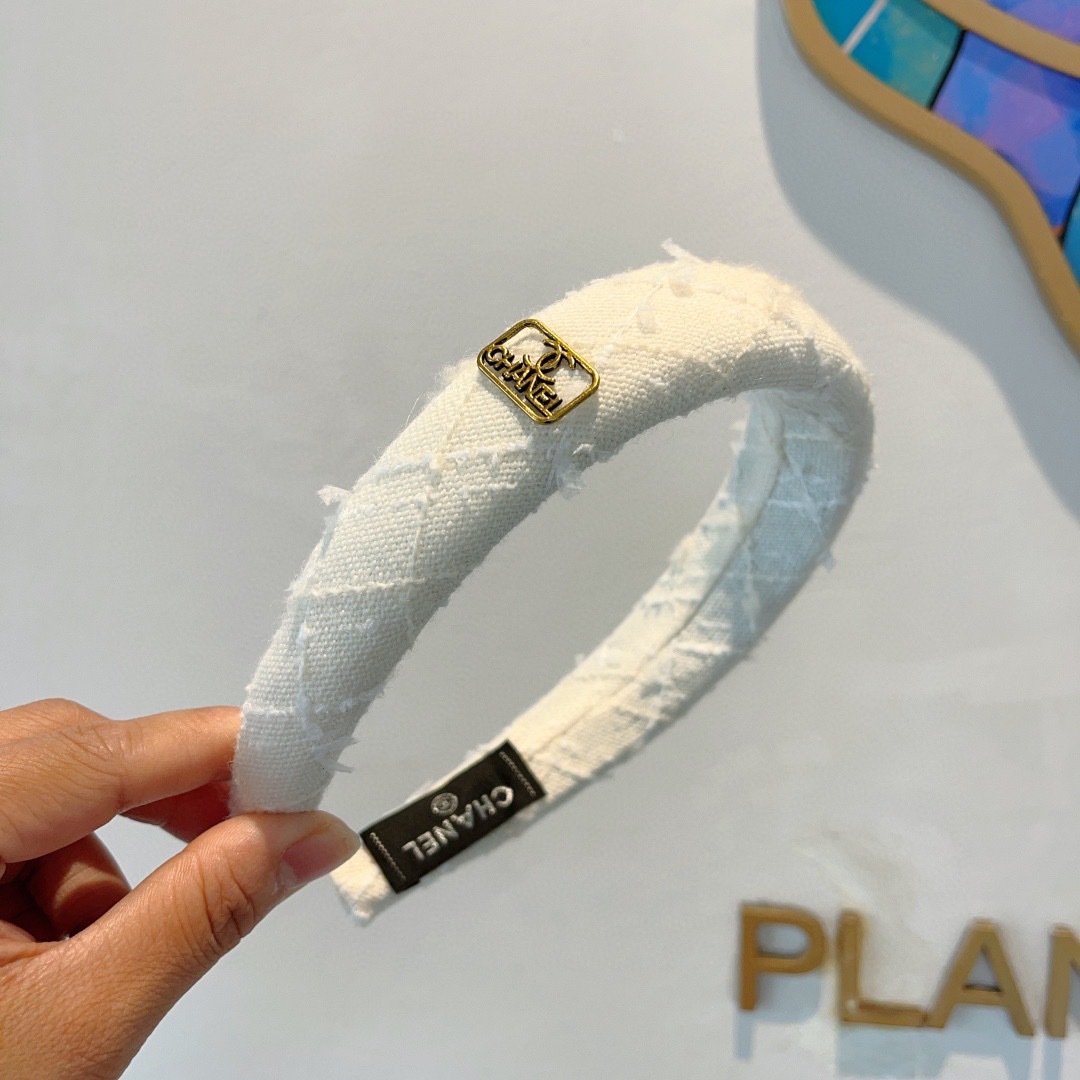 配包装
CHANEL（香奈儿）最新款小香发箍，新品巨显脸小头箍，网红爆款推荐 搭配高端双Ｃlogo ，超