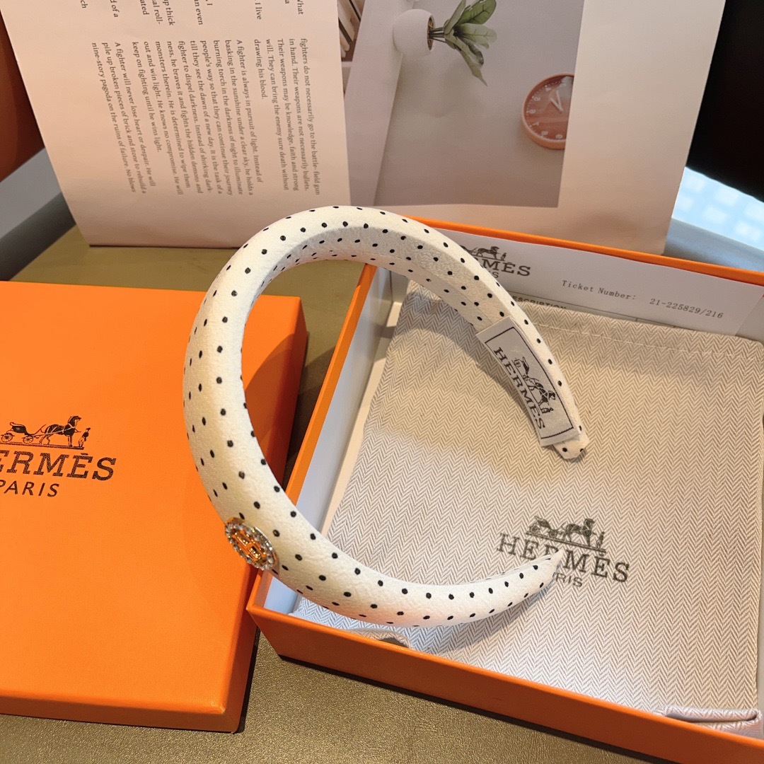 配包装
Hermes（爱马仕）  火爆定制款发箍，网红同款  进口面料， 出口订单、细节全部实拍！特制面
