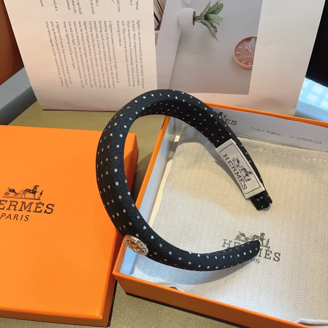 配包装
Hermes（爱马仕）  火爆定制款发箍，网红同款  进口面料， 出口订单、细节全部实拍！特制面