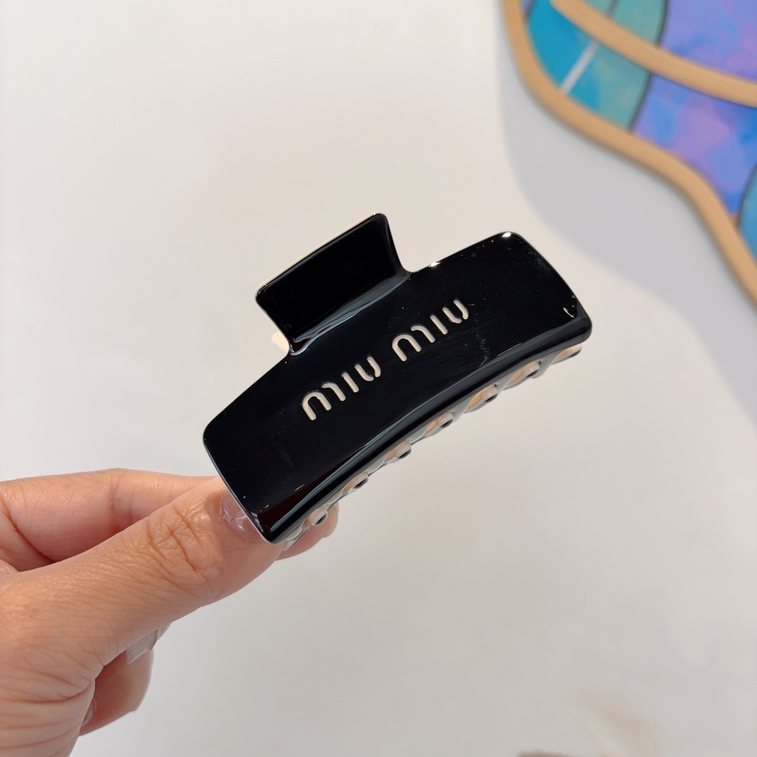 配包装
MIUMIU（缪缪）新款手工抓夹，高级感字母简约复古发夹原单货，时尚百搭，潮女必备品