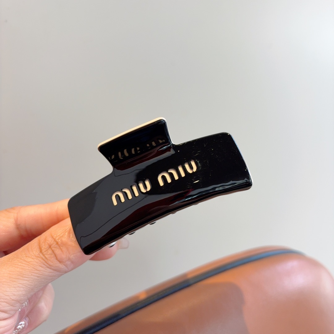 配包装
MIUMIU（缪缪）新款手工抓夹，高级感字母简约复古发夹原单货，时尚百搭，潮女必备品