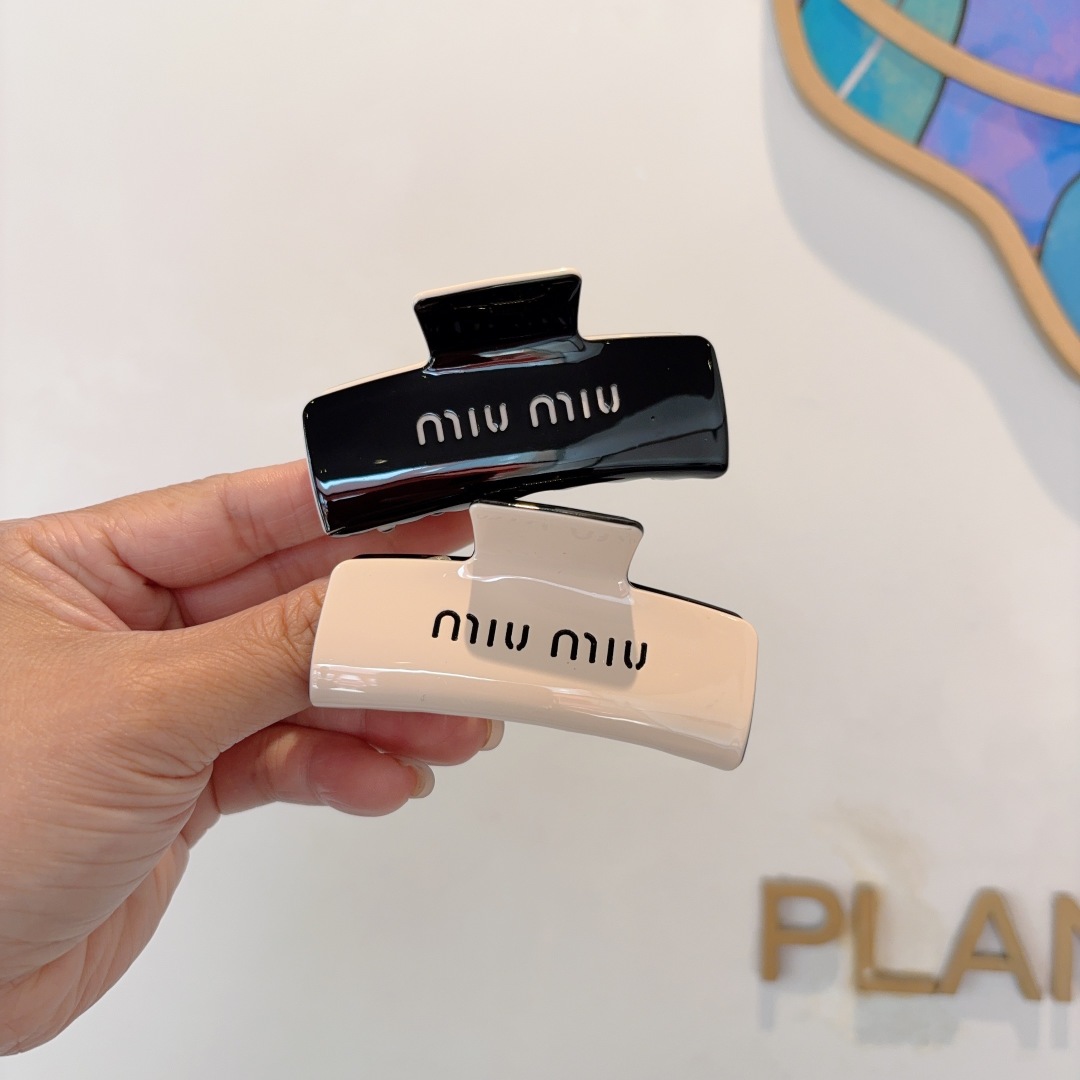 配包装
MIUMIU（缪缪）新款手工抓夹，高级感字母简约复古发夹原单货，时尚百搭，潮女必备品