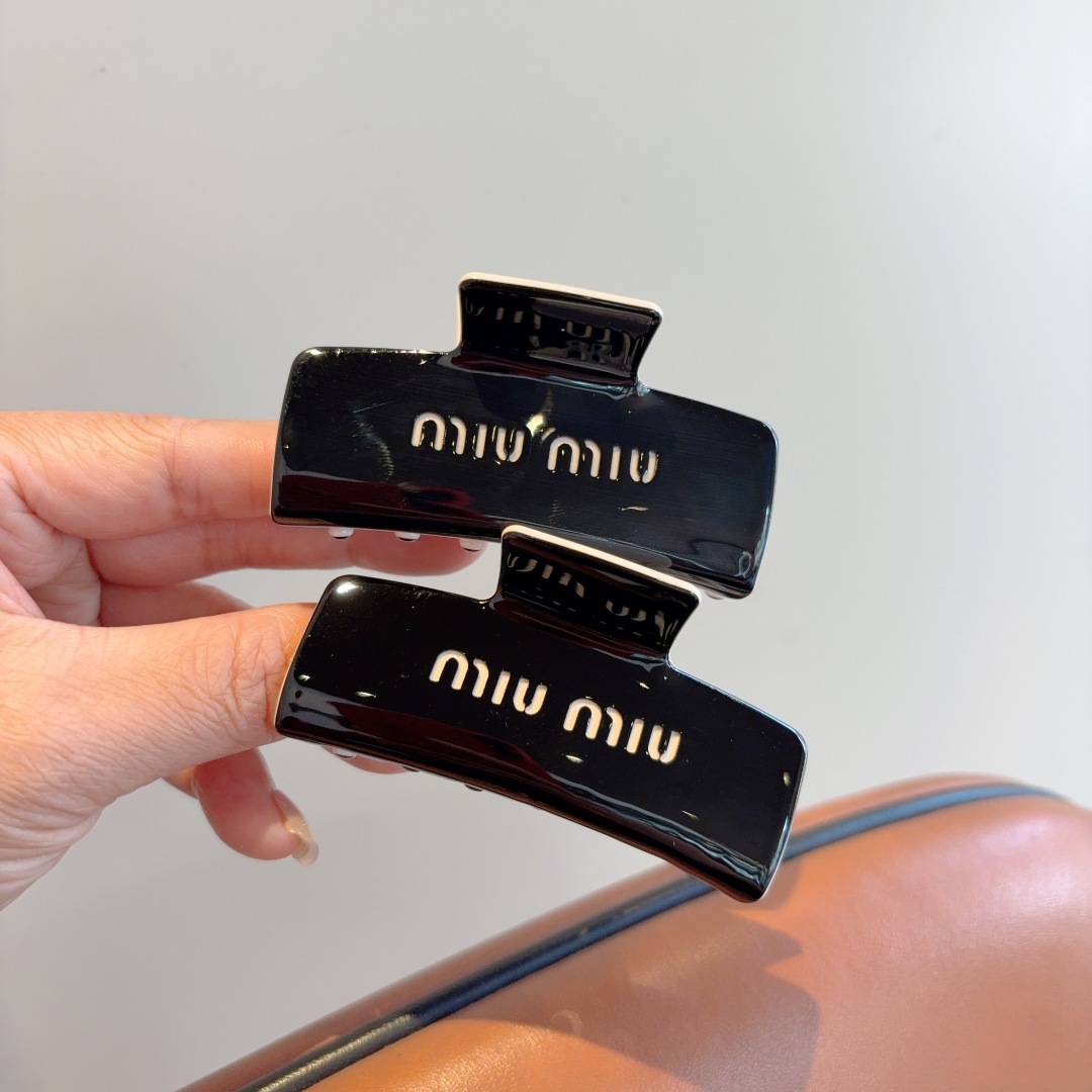 配包装
MIUMIU（缪缪）新款手工抓夹，高级感字母简约复古发夹原单货，时尚百搭，潮女必备品
