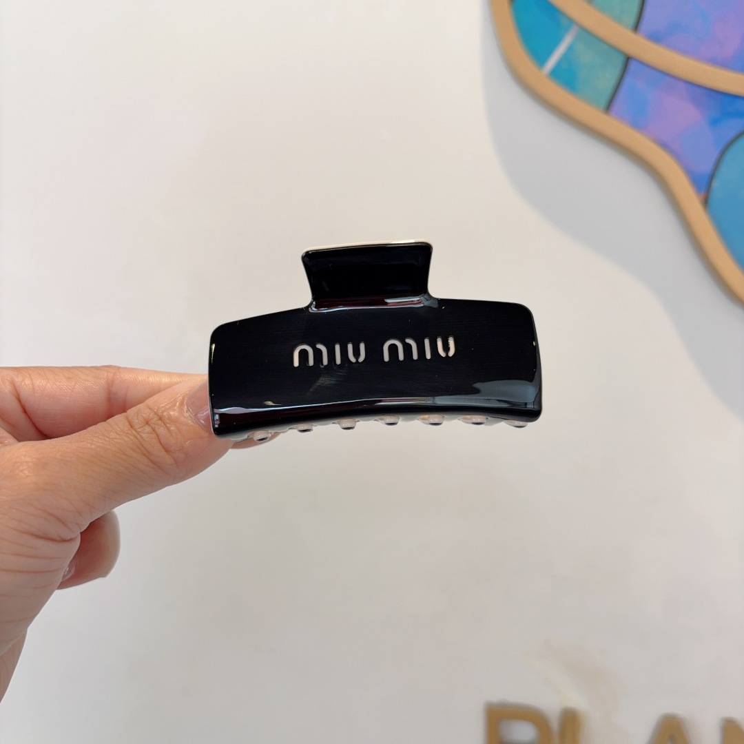 配包装
MIUMIU（缪缪）新款手工抓夹，高级感字母简约复古发夹原单货，时尚百搭，潮女必备品