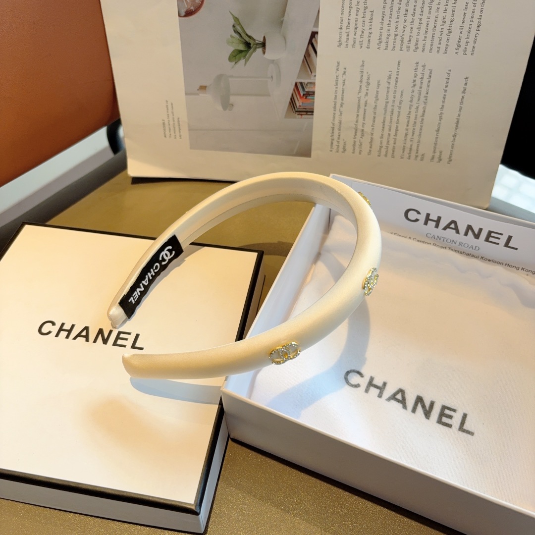 配包装
CHANEL（香奈儿）新款精美字母发箍，复古网红爆款头箍 搭配高端材质，超精致，时尚高级感百搭款
