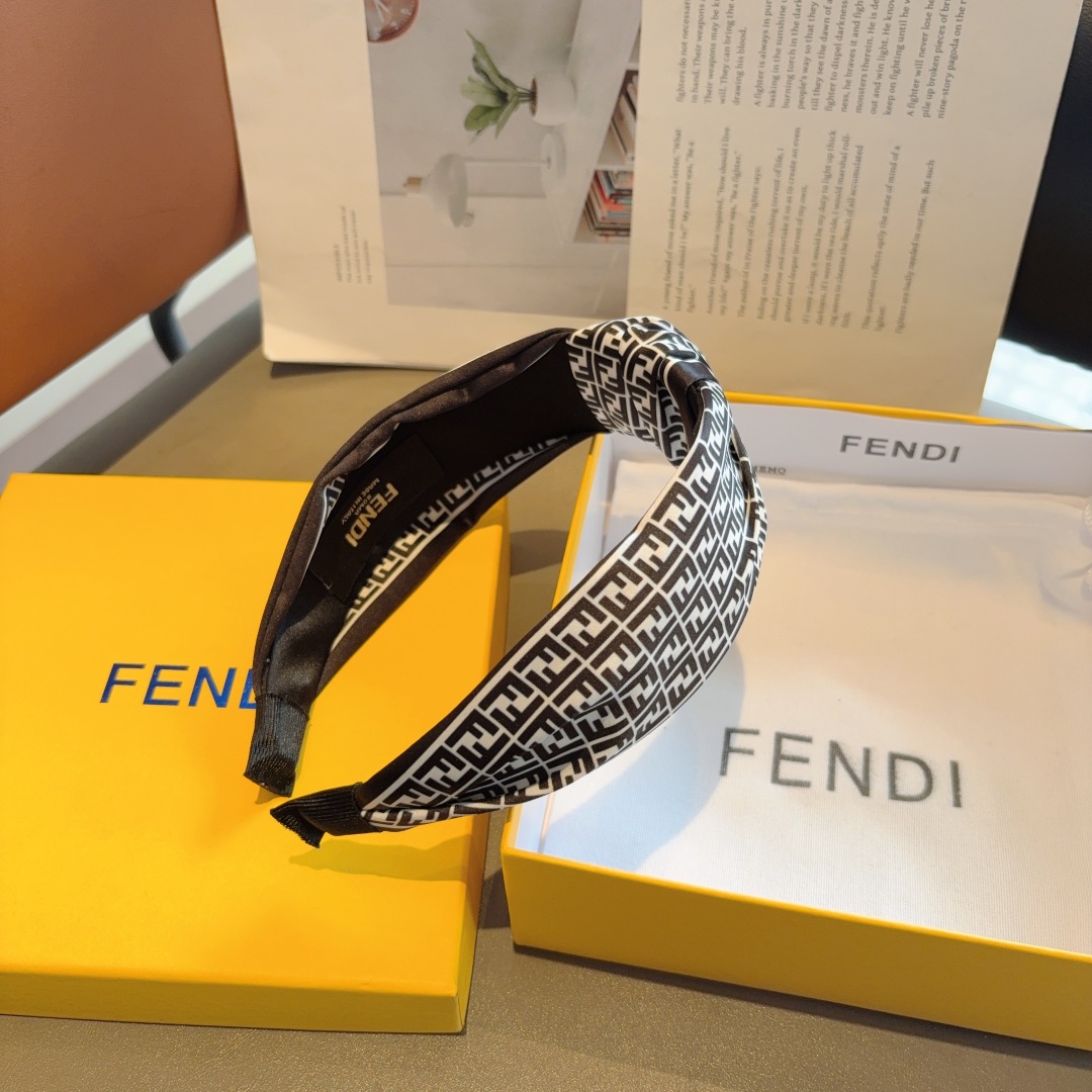 配包装
FENDI（芬迪）新款精美双F字母发箍，复古网红爆款头箍 搭配高端材质，超精致，时尚高级感百搭款